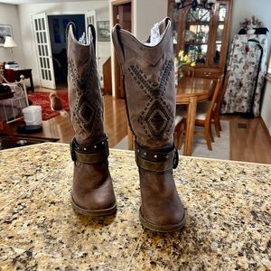 Maurice’s brown cowgirl boots - size 7 run small .